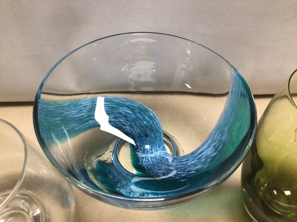 SIX ITEMS OF CAITHNESS GLASSWARE, INCLUDING A SWIRL DECORATED BOWL AND TWO ENGRAVED VASES. ONE - Image 6 of 8