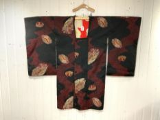 A JAPANESE RED AND BLACK DECORATED KIMONO COAT, LENGTH, 100CMS- SHOULDER 60CMS