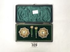 PAIR OF EDWARDIAN HALLMARKED SILVER EMBOSSED CIRCULAR SALTS WITH SPOONS (CASED) 1900 BY WILLIAM