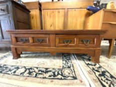 A STAINED MAHOGANY DOUBLE SIDED FOUR DRAWER COFFEE TABLE, 120 X 60 X 40CMS