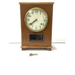 A MAHOGANY CASED CHIMING MANTLE CLOCK, 30 X 22CMS