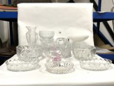 A QUANTITY OF MIXED CLEAR GLASSWARE, INCLUDING BOWLS, COMPORT ETC