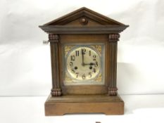 A LATE VICTORIAN WALNUT MANTLE CLOCK IN ARCHITECTURAL CASE WITH KEY, 36CMS