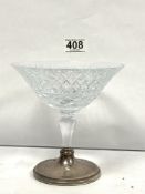 A GLASS COMPORT WITH HALLMARKED SILVER BASE - BIRMINGHAM 1986, W. I. BROADWAY & CO