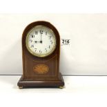 AN EDWARDIAN INLAID MAHOGANY MANTLE CLOCK ON BRASS BUN FEET, 20CMS