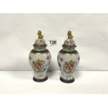 A PAIR OF SAMSON STYLE PORCELAIN LIDDED VASES, 16CM