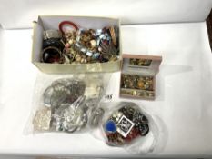 A QUANTITY OF MIXED COSTUME JEWELLERY