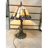 A METAL AND LEADED LIGHT TIFFANY STYLE TABLE LAMP 42 CMS