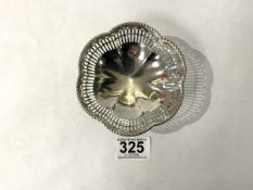 A HALLMARKED SILVER CIRCULAR PIERCED BON BON DISH ON SCROLL FEET, 61 GRAMS, BIRMINGHAM