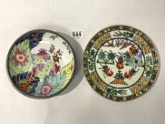 A CHINESE METAL MOUNTED CERAMIC PLATE 20CMS WITH A COCKEREL DECORATED PLATE 23 CMS