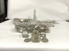 A QUANTITY OF CRYSTAL GLASS CHANDELIER DROPS