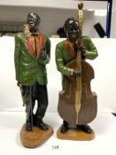 A PAIR OF PAINTED WOODEN FIGURES OF JAZZ SINGERS, 54CMS
