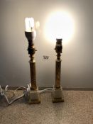 A PAIR OF BRASS CORINTHIAN COLUMN TABLE LAMPS, 30CMS