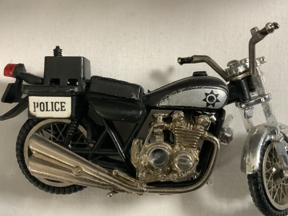 A QUANTITY OF MODEL VEHICLES IN A WALL MOUNTED DISPLAY CABINET - Image 4 of 7