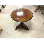 AN EARLY VICTORIAN ROSEWOOD AND MAHOGANY CIRCULAR WINE TABLE, 47 X 50CMS
