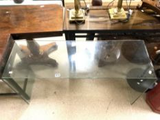 A RETRO GLASS CARVED END SIDE TABLE, 16 X 40 X 70CMS