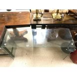 A RETRO GLASS CARVED END SIDE TABLE, 16 X 40 X 70CMS