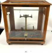 A SET OF BRASS CHEMISTS SCALES IN A GLAZED MAHOGANY CASE