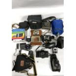 A QUANTITY OF MIXED CAMERAS INCLUDING A HALINA, KODAK, AND MORE