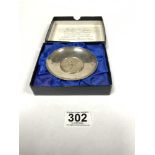 A HALLMARKED BRITANNIA SILVER COMMEMORATIVE SILVER DISH FOR- C. HOARE AND CO, 300TH ANNIVERSARY OF