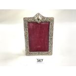 A HALLMARKED SILVER EMBOSSED PHOTO FRAME BIRMINGHAM 1899 MAKER - WHW APERTURE 14 X 9CM