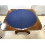 AN EARLY VICTORIAN ROSEWOOD CARD TABLE ON PLATFORM BASE WITH OCTAGONAL FEET, 90 X 46 X 74CMS