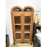 AN INDONESIAN GLAZED DOUBLE DOME TOP DISPLAY CABINET ON CABRIOLE LEGS, 60 X 30 X 124CMS