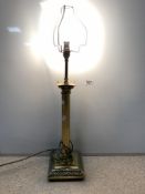 A BRASS CORINTHIAN COLUMN TABLE LAMP ON SQUARE PLATFORM BASE, 60CMS