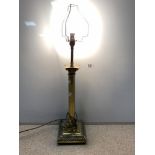A BRASS CORINTHIAN COLUMN TABLE LAMP ON SQUARE PLATFORM BASE, 60CMS