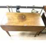 A LATE VICTORIAN MAHOGANY PEMBROKE TABLE, 100 X 70 X 50CMS