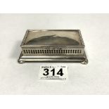 A STERLING SILVER RECTANGULAR STAMP BOX WITH PIERCED BORDER ON BUN FEET, 10CM, 104 GRAMS