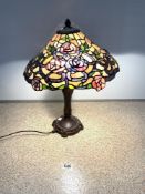 A TIFFANY STYLE LEADED LIGHT TABLE LAMP, 50 X 40CMS