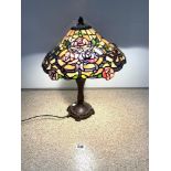 A TIFFANY STYLE LEADED LIGHT TABLE LAMP, 50 X 40CMS