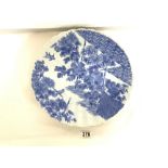 AN EARLY 20TH CENTURY JAPANESE BLUE AND WHITE BLOSSOM PLATTER CHARGER, 38CMS DIAMETER