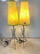 A PAIR OF CHROME 1950S STYLE TABLE LAMPS, 80CMS INCLUDING SHADES
