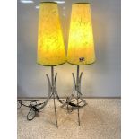 A PAIR OF CHROME 1950S STYLE TABLE LAMPS, 80CMS INCLUDING SHADES