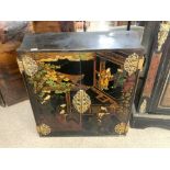 A 19TH/20TH CENTURY ORIENTAL CABINET WITH ATTENTIVE FIGURE DECORATION, 92 X 40 X 80CMS