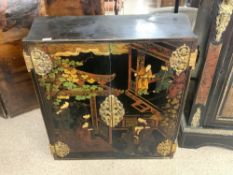 A 19TH/20TH CENTURY ORIENTAL CABINET WITH ATTENTIVE FIGURE DECORATION, 92 X 40 X 80CMS