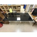 A MODERN GLASS TOP DINING TABLE ON A CHROME METAL BASE, 170 X 95 X 70CMS