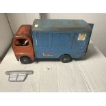 A 1940'S TRI-ANG TIN PLATE TOY GOODS LORRY, PLAY WORN, 47 X 25CMS