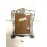 A HALLMARKED SILVER PHOTO FRAME WITH REEDED SWAG DECORATION, CHESTER 1912 (NO MAKER), 15 X 20 (