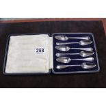 A SET OF SIX HALLMARKED SILVER GRAPEFRUIT SPOONS FOR LONDON 1927, MAKER - JOSIAH WILLIAMS & CO -
