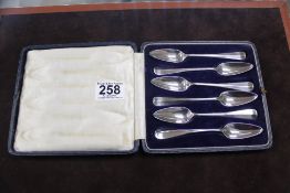 A SET OF SIX HALLMARKED SILVER GRAPEFRUIT SPOONS FOR LONDON 1927, MAKER - JOSIAH WILLIAMS & CO -