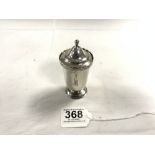 A HALLMARKED SILVER PEPPER WITH SHELL DESIGN BORDER SHEFFIELD 1927 MAKER - ROBERTS & BELK, 85 GRAMS