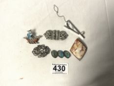 A MIXED COLLECTION OF WHITE METAL AND 925 STAMPED BROOCHES, INCLUDES TRIANGULAR CAMEO ABALONE