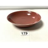 A 20TH CENTURY RED/BROWN GROUND SAUCER DISH CHARACTER MARKS TO BASE, 19CMS