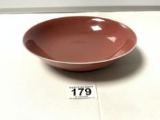 A 20TH CENTURY RED/BROWN GROUND SAUCER DISH CHARACTER MARKS TO BASE, 19CMS