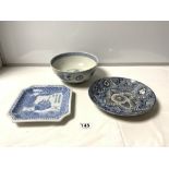 AN EARLY 19TH CENTURY CHINESE BLUE AND WHITE PLATE WITH FLORAL DECORATION, WITH CHARACTER MARK TO