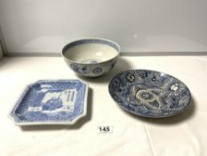 AN EARLY 19TH CENTURY CHINESE BLUE AND WHITE PLATE WITH FLORAL DECORATION, WITH CHARACTER MARK TO
