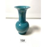 A 20TH CENTURY TURQUOISE GROUND VASE, 18CMS